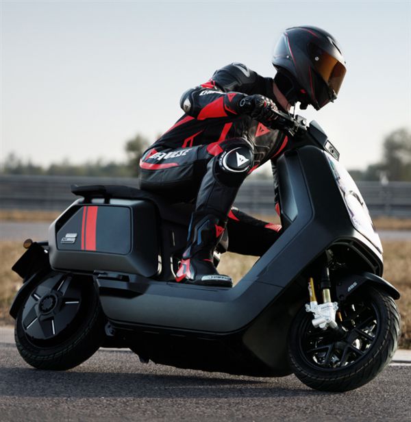 电摩上市；小米支架式自拍杆Mini版开售龙8头号玩家小牛NX Hyper赛道风格(图2)