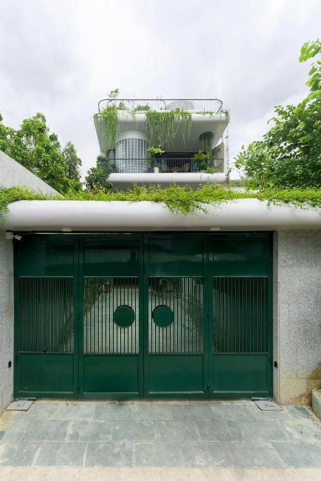 建在客厅里网友：这不是放松是放飞！龙8游戏进入越南这对年轻夫妇把泳池