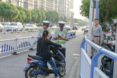 动车上路有“5不能”新要求别被罚了才知道龙8国际龙8网站2025年2月起执行电(图8)