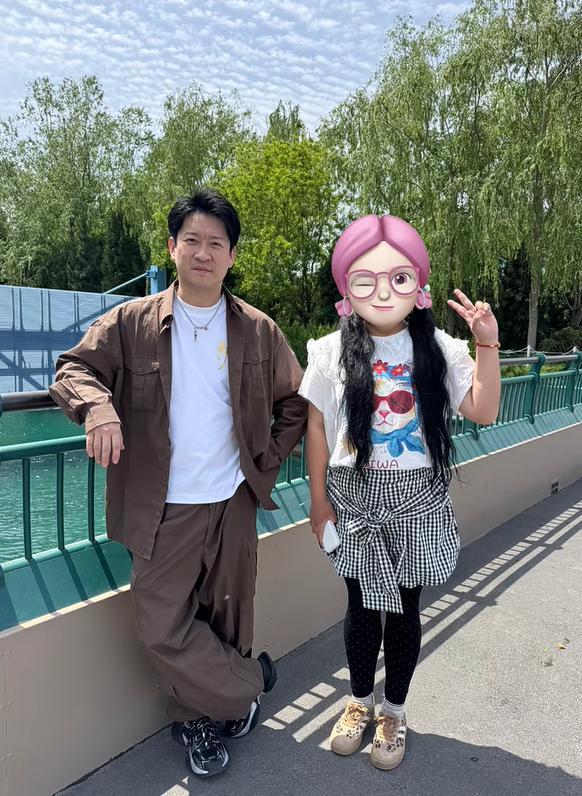了20斤脸很圆5岁女儿特别好看曹云金带前妻女儿现身游乐场胖