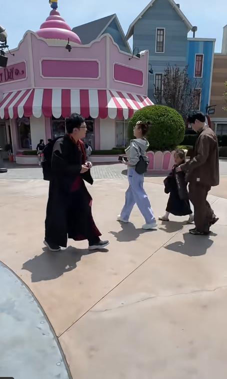 了20斤脸很圆5岁女儿特别好看曹云金带前妻女儿现身游乐场胖(图2)